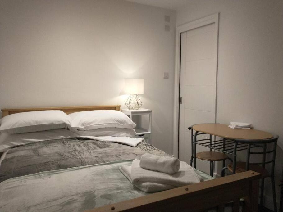 Cosy Garden Studio Room Minimum Two Night Booking Brighton Exterior foto